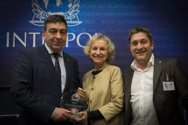 Dorothy Rozga, ECPAT internationals Executive Director tar emot pris från Interpol