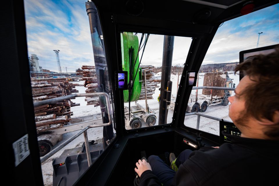 Pressbild lastning av timmer