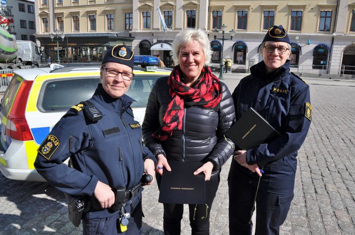 Fr v Sofia Hedberg, kommunpolis, Kristina Edlund (S), kommunstyrelsens ordförande, och Anna Lindqvist, lokalpolisområdeschef. Foto: Claes Lundkvist/Linköpings kommun.