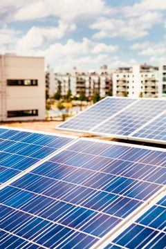 Hållbarhetsambitioner och rekordhöga elpriser har blåst upp intresset till att ansluta solkraft till elnätet till bristningsgränsen. E.ON ser en rekordstor efterfrågan för att ansluta privata solcellsanläggningar. Samma sak på företagsmarknaden, där enskilda förfrågningar gäller anslutningar av stora solparker som motsvarar effekten av en medelstor stad.
Foto: Apelöga