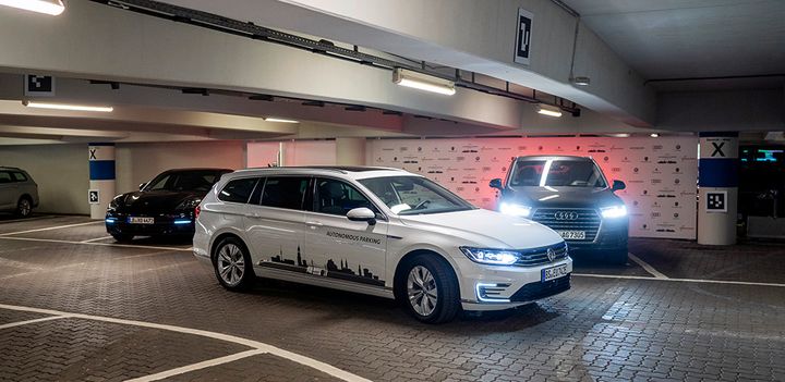 Med hjälp av hittills unik teknik testar Volkswagen-koncernen autonom parkering vid Hamburg Airport.