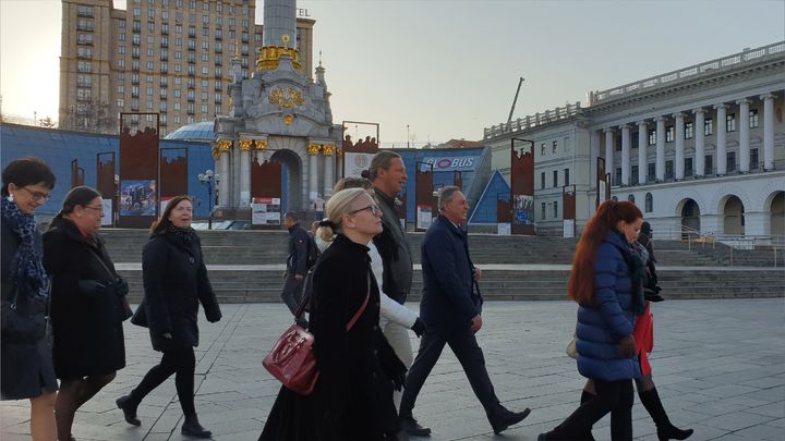Britta Lejon med flera ST-medarbetare på Majdan i Kyiv 2019