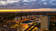 Belysningen i Kärrtorps Centrum bidrar till en känsla av trygghet även kvällstid. Fotograf: Peter Lydén.