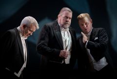 Spader dam, Kungliga Operan 2023. Jonas Degerfeldt, Lennart Forsén och Johan Edholm. Foto: Markus Gårder