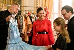 The Crown Princess family visit the Royal Swedish Opera before Christmas 2022. Head of Costume Michael Glas shows Cinderella's dress to Princess Estelle.  Photo: Royal Swedish Opera /Sören Vilks
