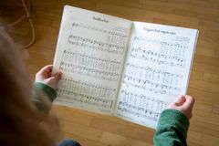 Sångerna i häftet är sammansatta utifrån riktlinjerna i grundskolans läroplan. Foto: Gustaf Hellsing.