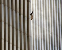 En person faller från World Trade Centers norra torn efter att terrorister med flygplan kraschat in i tvillingtornen, 11 september 2001. Foto: Richard Drew/AP/TT