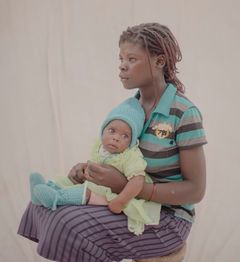 15-åriga Taonga med Margaret, 4 månader i Zambia, en av de unga mammorna porträtterade i fotoutställningen #childmothers som visas på konferensen. Foto Pieter ten Hoopen.