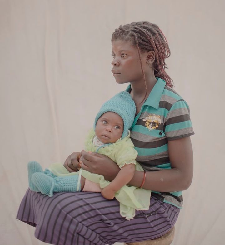 15-åriga Taonga med Margaret, 4 månader i Zambia, en av de unga mammorna porträtterade i fotoutställningen #childmothers som visas på konferensen. Foto Pieter ten Hoopen.