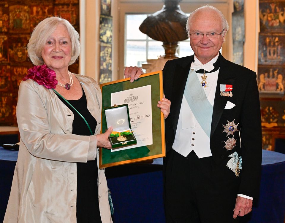 Inga-Britt Ahlenius och Hans Majestät Konungen Carl XVI Gustaf