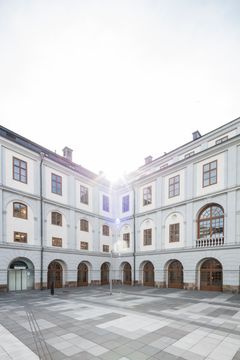 Stadsmuseets borggård med plattmönster av konstnären Katja Pettersson