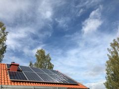Solceller på tegeltak. Foto: Region Örebro län