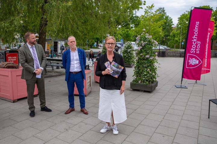 Pia Karlsson, projektledare för Levande Stockholm på trafikkontoret i Stockholms stad, invigningstalar. Foto: Lennart Johansson