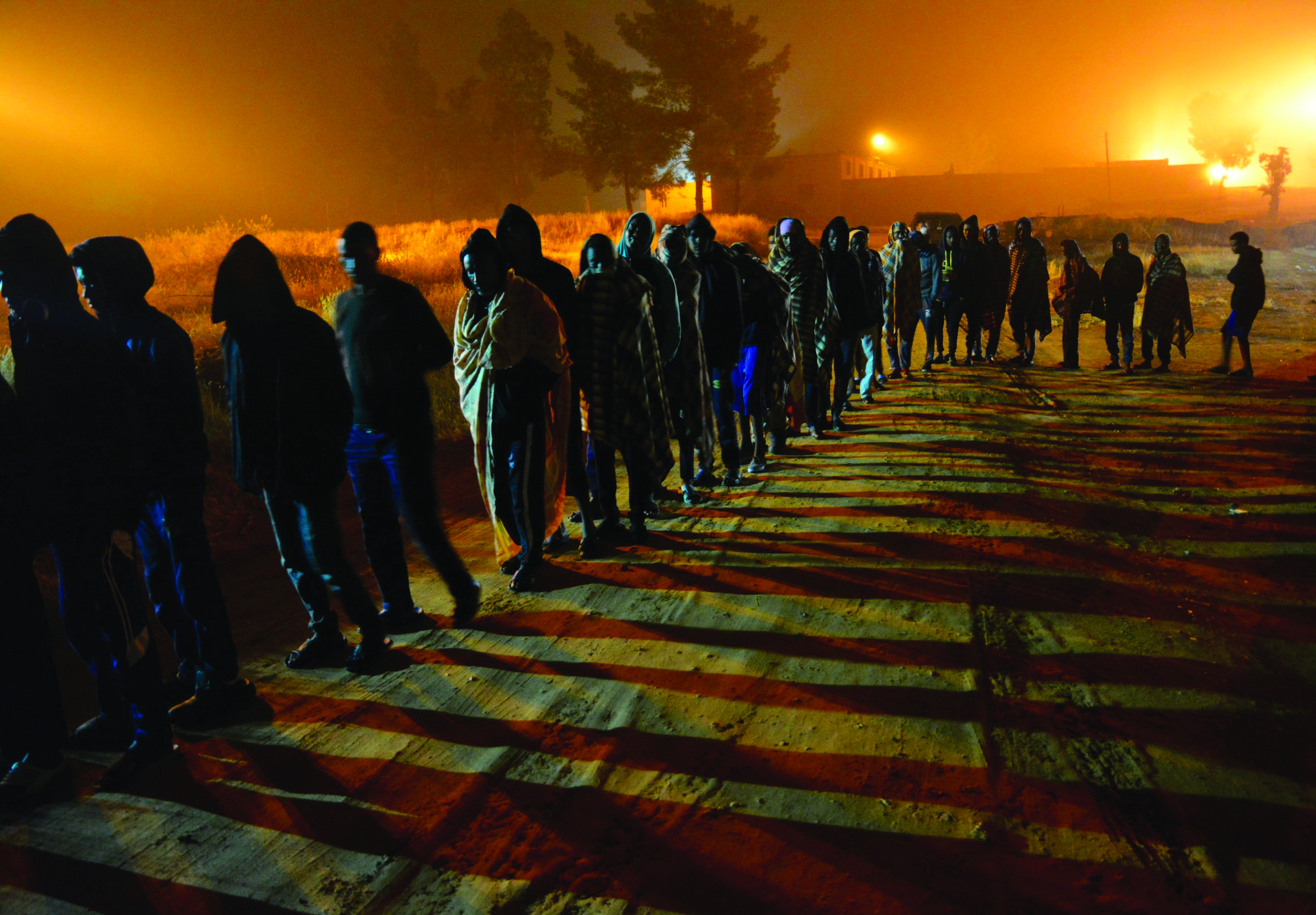 Människor köar för att få mat vid Dhar el-Jebel-förvaret i Libyen. Foto: Jérôme Tubiana/Läkare Utan Gränser