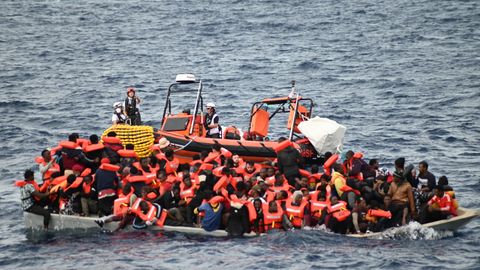 Läkare Utan Gränsers räddningsteam fann tio avlidna på en överfull träbåt på centrala Medelhavet den 16 november, 30 sjömil utanför Libyen.