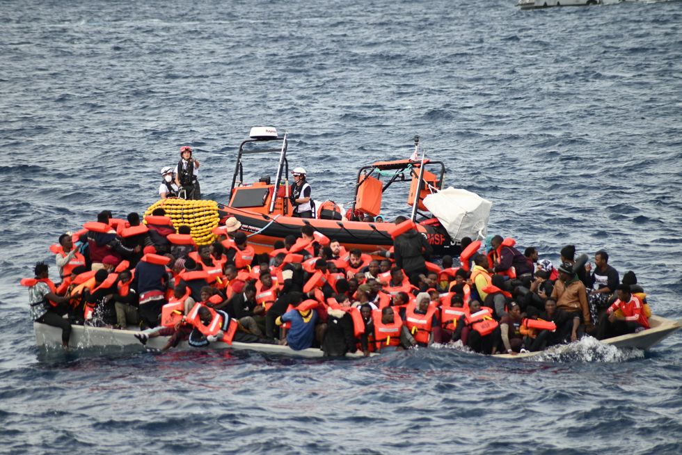 Läkare Utan Gränsers räddningsteam fann tio avlidna på en överfull träbåt på centrala Medelhavet den 16 november, 30 sjömil utanför Libyen.