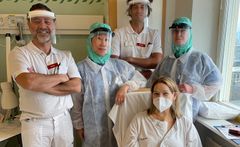 Teamet på thoraxkirurgen som genomfört hjärtoperationen; från vänster Vilyam Melki, Xiao Min Johansson, Marco Montibello och Camilla Sandström tillsammans med patienten (sittande).