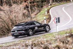 Porsche Taycan Cross Turismo under tester på vägarna runt Weissach