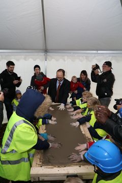 Infrastrukturminister Tomas Eneroth och förskolebarn, byggstart för projektet Lund-Arlöv, fyra spår. Foto: Trafikverket/NCC