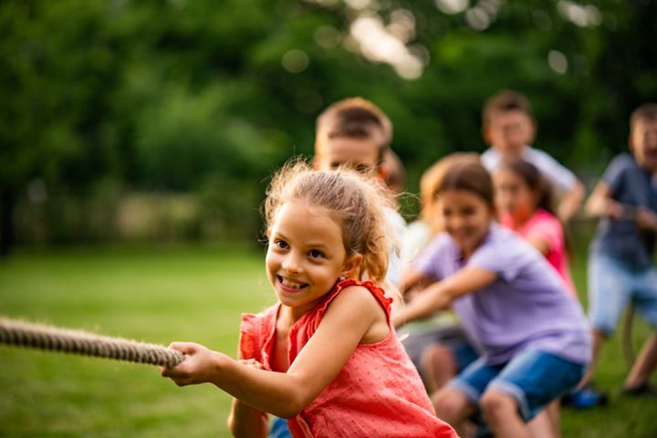 Att vistas utomhus kan förebygga närsynthet hos barn – och faran med mycket skärmtid kan ha överdrivits. Foto: Specsavers/fri för publicering