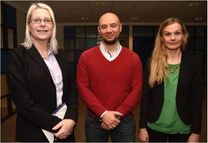 Arbetsförmedlingen och Experis har inlett ett samarbete i Helsingborg kring nyanlända. Från vänster: Lisa Olsson, arbetsförmedlare inom etableringsuppdraget, Rami Al Aasad från Syrien och Camilla Norén, konsultchef på Experis – en del av ManpowerGroup. Foto: Jonas Hansson.