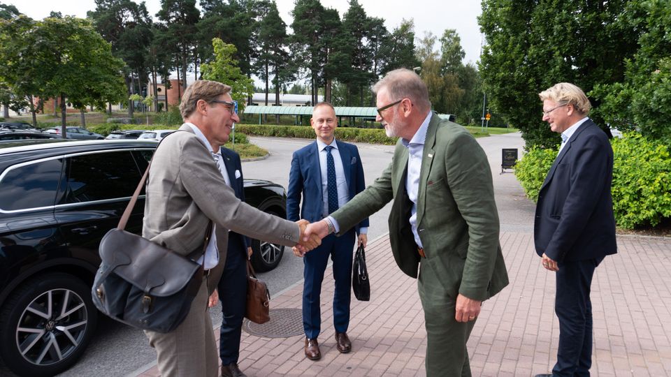 Generaldirektör Fredrik Holmberg välkomnas till Lantmäteriet