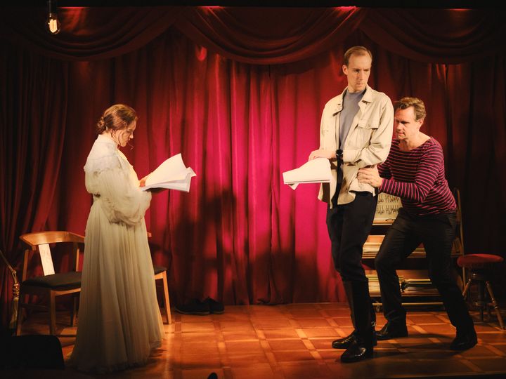 Ellen Edlund, Jeff Lindström och Jakob Fahlstedt i "Teaterterapin:Fadren". Foto: Micke Sandström