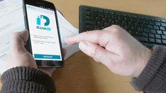 Vid uppmaning om att knappa in sitt BankId kan man lägga på luren på en gång! Foto: Anna-Britta Magnusson / Mostphotos