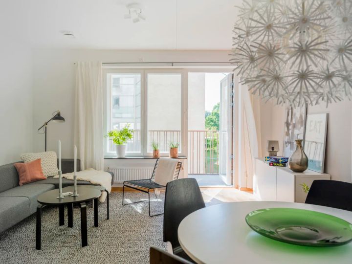 Vardagsrummet i Familjebostäders visningslägenhet. 2 rok, 54 kvm i Kabelverket 9, Älvsjö