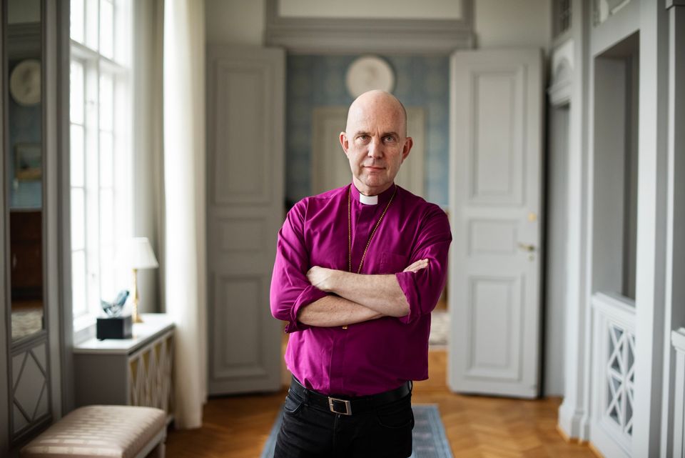 Biskop Fredrik Modéus liggande 6 - Foto Lina Alriksson
