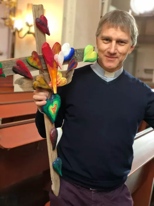 Jonas Agestam, präst och träslöjdare, med ett av de träkors som ingår i korsvandringen i S:t Olai kyrka