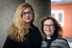 Monika Oscarsson (t v) och Gunilla Löf Edberg, biträdande nationell samordnare respektive nationell samordnare för 112-tjänsten Jourhavande präst. Foto: Magnus Aronson/IKON.