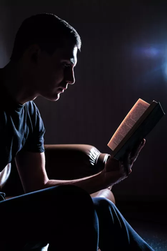 60 % av svenskarna tror att läsning i svag belysning är dåligt för ögonen och kan försämra synen.