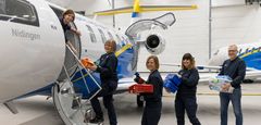 Specialistsjuksköterskor genomför packning av utrustning i Nidingen som är ett av de två sista ambulansflygplanen på svensk mark.  Foto Svenskt Ambulansflyg