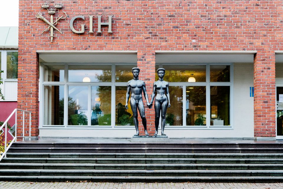 GIH:s huvudentré med staty 