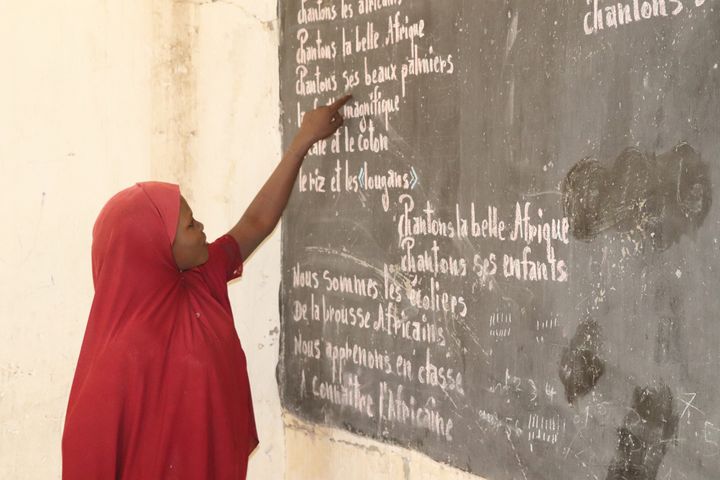 Flicka i Niger skriver på svarta tavlan