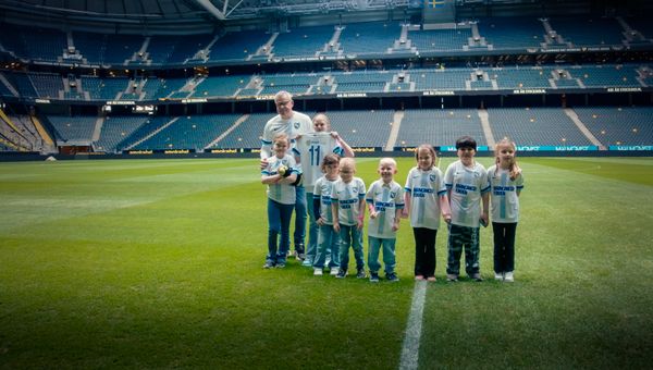 Janne Andersson och delar av Barncancerfondens fotbollslag besöker Friends Arena inför den allsvenska premiären.