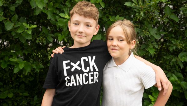 Gabriel, som drabbats av leukemi MPAL, en mycket ovanlig diagnos där leukemiformerna ALL och AML finns samtidigt, tillsammans med lillasyster Clara. Foto: Evelina Carborn