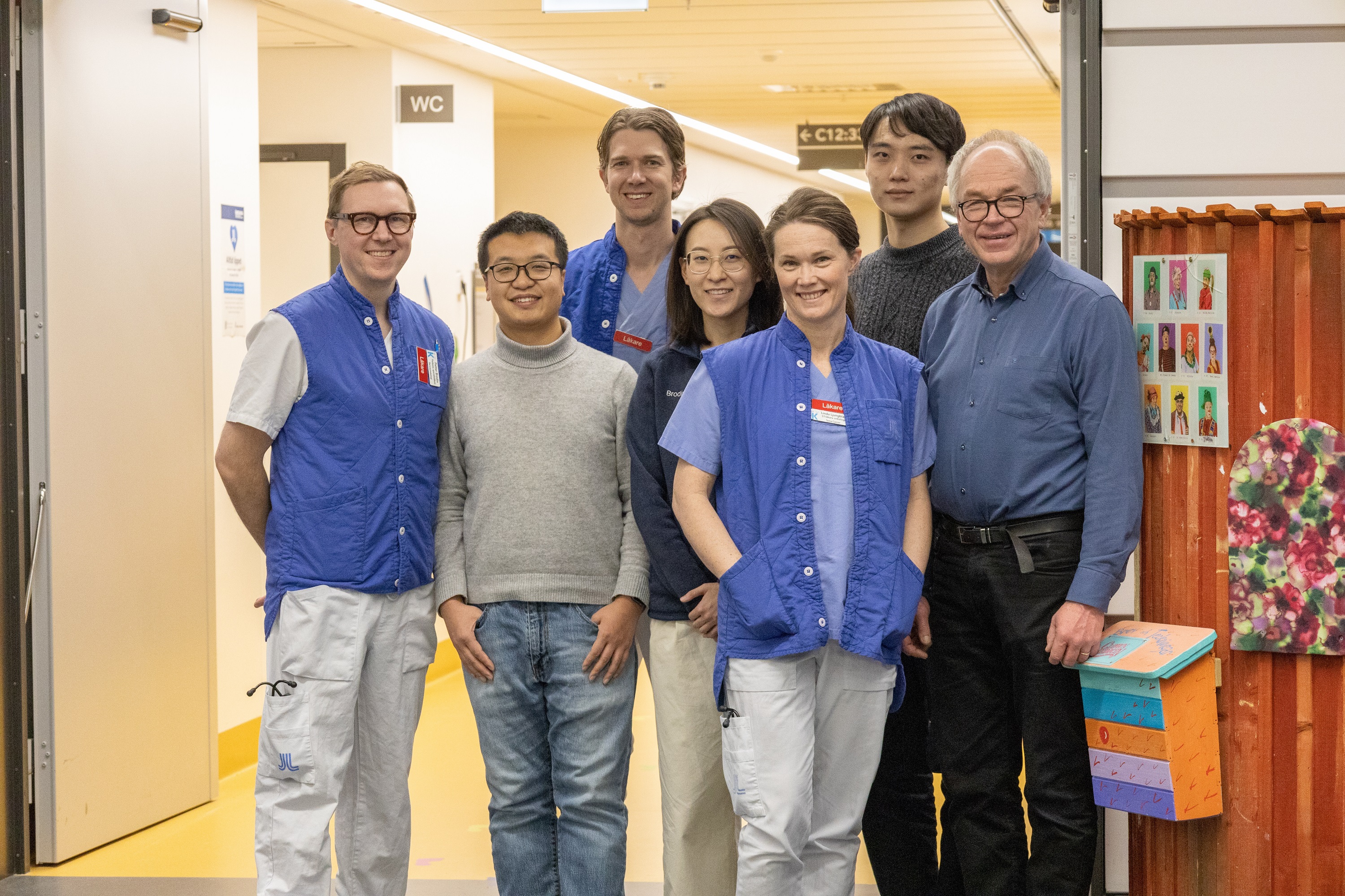 Forskarteamet bestående av Petter Brodin, Binbin Zhao, Gustav Hedberg, Qi Chen, Linda Ljungblad, Ziyang Tan, Per Kogner. Foto: Sanne Jonsson