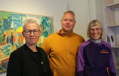 Anki Berg, Mikael Westman och Brita Wester står framför en färgglad tavla inne i Örnsköldsviks museum och konsthall.