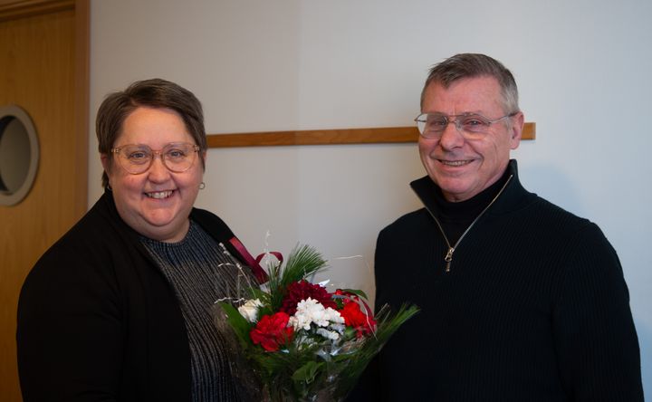 Annica Jonsson lämnar över blommor till Sören Berggren