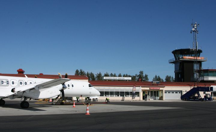 Flygplan har landat utanför stationsbyggnad vid Örnsköldsvik Airport