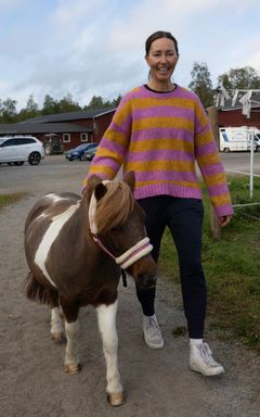 Shetlandsponnyn Rut på promenad med Maggan Eriksson Bech.