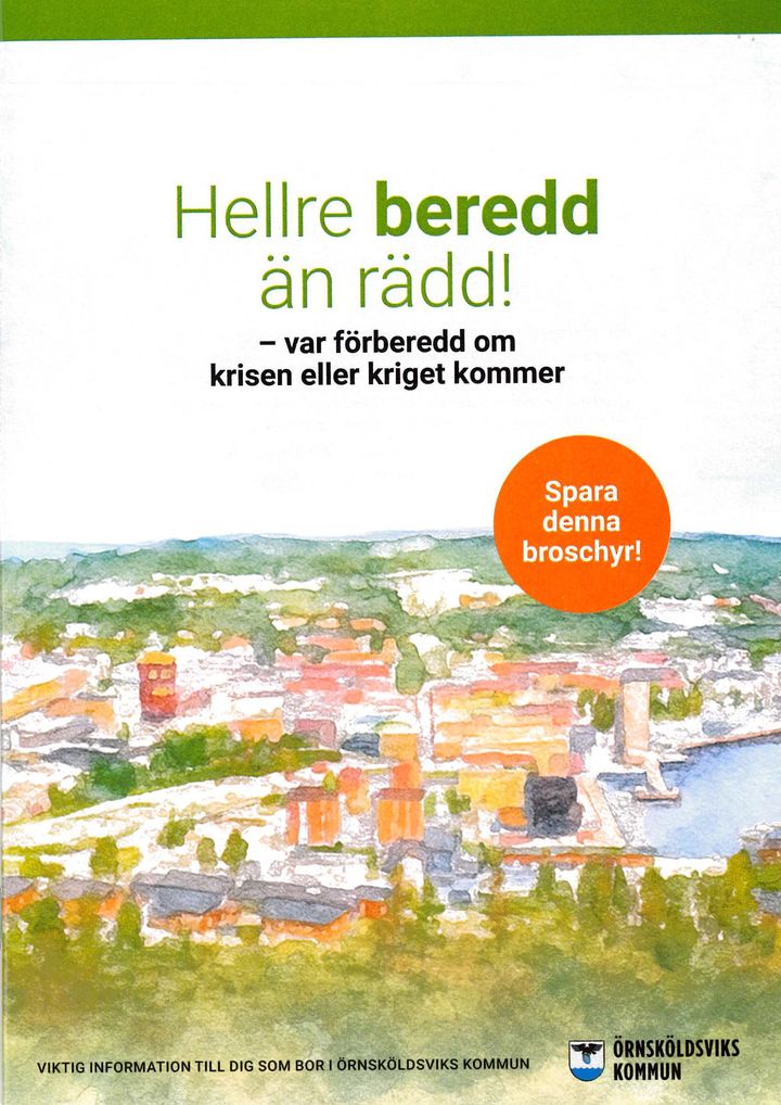 Framsida på broschyr med teckad illustration av Örnsköldsviks stad sedd från Varvsberget