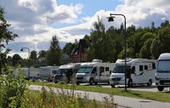 Husbilar uppställda på rad på Varvskajen i centrala Örnsköldsvik.