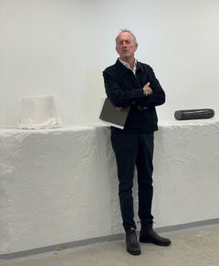 Jörgen Nilsson mot vit bakgrund.