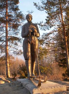 Skulptur i naturlig storlek föreställande skidåkerskan Märta Norberg placerad utomhus.