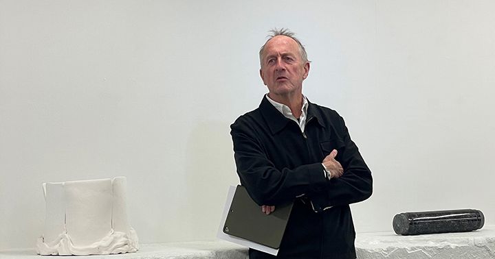 Porträtt i halvfigur: Jörgen Nilsson mot vit bakgrund.