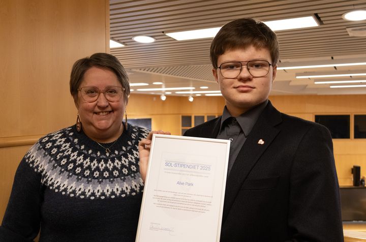 Välfärdsnämndens ordförande Annica Jonsson (M) och solstipendiaten Alve Park som håller upp diplom