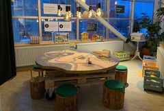 Ett bord med en landskapsyta där barn ska få bygga sitt framtida samhälle